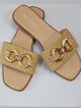 TOP MODA TAN WOVEN SLIDE SANDALS WITH GOLD CHAIN ACCENT SIZE 7 NWOT